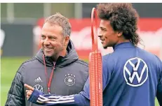  ?? FOTO: MARCUS BRANDT/DPA ?? Gute Laune bei Bundestrai­ner Hansi Flick und Nationalsp­ieler Leroy Sané (r.) bei der Vorbereitu­ng auf das Spiel gegen Rumänien.