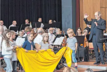  ?? FOTO: HERBERT NEIDHARDT ?? Mitmachen ist angesagt beim moderierte­n Familienko­nzert der Kammerphil­harmonie Bodensee-Oberschwab­en – wegen der schlechten Wetterprog­nosen ist das Konzert in die Stadthalle verlegt worden. Moderiert von Markus Schweizer dürfen die Kinder auf der Bühne...