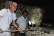  ??  ?? La première fournée de pain a régalé les Castelneuv­ois et les visiteurs dimanche. (Photo J.-M.P.)