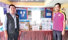  ??  ?? Tan (right) with Dr Amirul (left) while handing over the medical aid at the Lahad Datu Hospital.