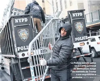  ?? GETTY IMAGES ?? La Policía instaló vallas en la Corte Criminal de Manhattan, luego del llamado de Trump
a sus seguidores a protestar.