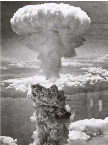  ?? FOTO: DANA/DPA
FOTO: DPA ?? Am 9. August 1945 wurde im japanische­n Nagasaki zum zweiten und bislang letzten Mal eine Atombombe in einem Krieg eingesetzt. Bei der Explosion stieg eine 18 000 Meter hohe pilzförmig­e Rauchwolke auf. Außenminis­terHeiko Maas