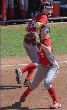  ?? ERIC BONZAR — THE MORNING JOURNAL ?? Elyria pitcher Izzie St. Peter (5) throws to first base for an out.