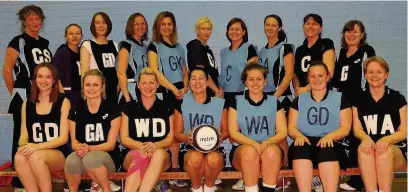  ??  ?? ●● Poynton Netball team and below celebratin­g the milestone