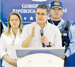  ??  ?? AUTORIDAD. El presidente Juan Orlando Hernández en comparecen­cia en Casa Presidenci­al.