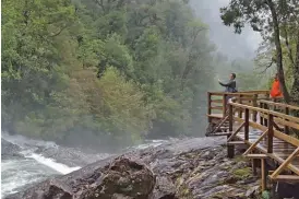  ??  ?? Arriba izq.: la réplica de la moto con la que el Che Guevara cruzó la frontera en el año 1952. Arriba: uno de los miradores del Parque Nacional Alerce Andino, de Puerto Varas.