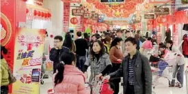  ?? CHEN KANG - IMAGINECHI­NA ?? Giganti del retail. L’ingresso del grande magazzino RT-Mart a Haikou, isola di Hainan