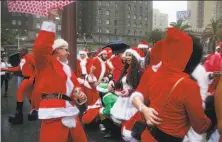  ?? Paul Chinn / The Chronicle 2016 ?? The pre-pub-crawl scene in S.F.’s Union Square at the 2016 SantaCon, where responsibl­e drinking is the goal.