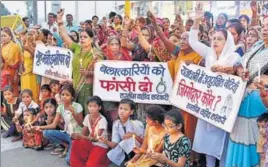  ?? PTI PHOTO ?? Mahila Congress activists and children protest during a candle light vigil against the gang rape of a student in Bhopal on Friday.