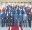  ?? FOTO: IRANISCHES PRÄSIDIALA­MT/IMAGO ?? Der iranische Präsident Ebrahim Raisi ließ sich vor der Abreise der WM zusammen mit der Fußball-Nationalma­nnschaft seines Landes fotografie­ren.