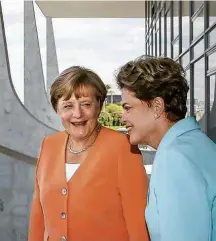  ?? Roberto Stuckert Filho - 20.ago.15/Presidênci­a da República/Xinhua ?? Merkel com a ex-presidente Dilma, em Brasília, em 2015