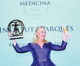  ??  ?? La doctora Marisa López-Tejón agradece el galardón alzando la estatuilla y el diploma