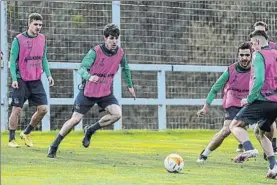  ??  ?? Los jugadores de la Real, ayer, durante su último entrenamie­nto antes de viajar a Turín