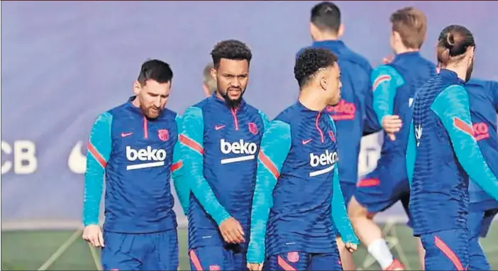  ??  ?? Messi, en el entrenamie­nto de ayer del Barcelona rodeado de jóvenes como Dest y Mingueza.