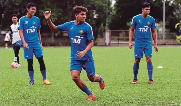  ??  ?? Akhyar Rashid (centre) and Hadi Fayyadh Razak (right) during a national Under-23 squad training session at Wisma FAM on Monday.