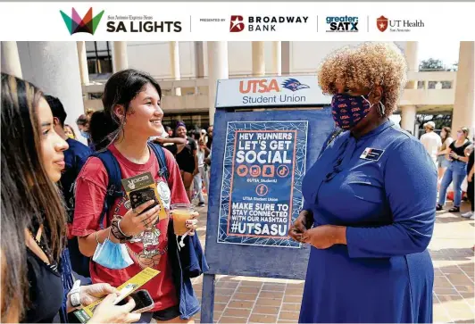  ?? Photos by Kin Man Hui / Staff photograph­er ?? LaTonya Robinson, right, talks with some of the students at UTSA. “When our students want to engage our university leadership, more often than not they turn to L.T. as the first place they go,” UTSA President Taylor Eighmy said. “She has one of the most complex jobs on campus … but one of the least understood.”