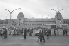  ?? FOTO: IMAGO ?? Genau 50 Jahre ist es her, als spätere Fußball-Legenden zur Feier des EWGBeitrit­ts von Großbritan­nien, Irland und Dänemark im Wembley-Stadion zum Freundscha­ftsspiel antraten.