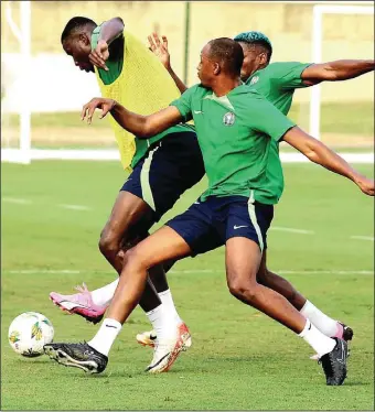  ?? ?? Super Eagles defender Kenneth Omeruo (right) and midfielder Joe Aribo effectivel­y caged Paul Onuachu during Wednesday training in Abidjan
