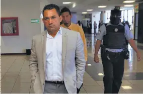  ??  ?? En tribunal. Carlos Molina, exalcalde de La Libertad, enfrenta un proceso penal acusado de haber contratado pandillero­s para matar a una mujer. Él niega el caso.