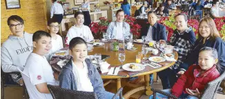  ??  ?? Mellie and Louie Ablaza with their children and grandchild­ren enjoying Baguio Country Club’s veranda.