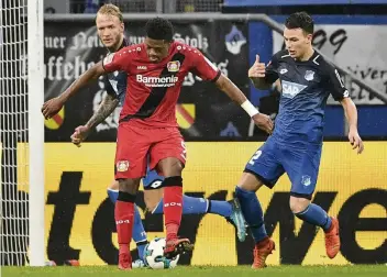  ??  ?? Mit der Hacke hinein ins Glück: Leverkusen­s Stürmer Leon Bailey (Mitte) trifft zum 1:0 gegen Hoffenheim.