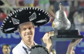  ?? AP PHOTO ?? Sam Querrey with the ATP Mexico Open Trophy in Acapulco.