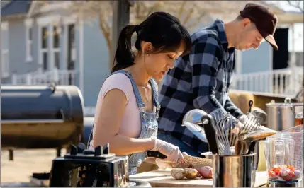  ?? PHOTO BY DAWN HOFFMANN ?? Contestant­s Winnie Yee-Lakhani and Matthew Roth prep elements for their first Advantage Challenge dish in Season 3of “BBQ Brawl.” Yee-Lakhani, a Fullerton resident, has done pop-ups as Smoke Queen BBQ and draws on her Malaysian roots for dishes like brisket bao buns.