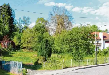  ?? Foto: Ursula Katharina Balken ?? Auf diesem Gelände an der Illerberge­r Schützstra­ße, das sich im Eigentum der Stadt befindet, soll ein Wohnhaus entstehen, in dem wohnen noch bezahlbar ist.