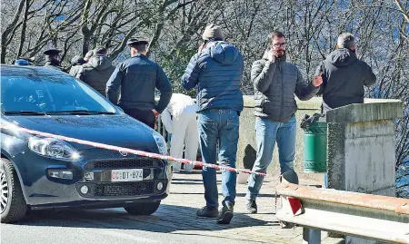  ?? (foto Cusa) ?? Il luogo
Il corpo di Roberto Fusi, 52 anni, rinvenuto ieri mattina a faggeto Lario lungo la provincial­e Lariana