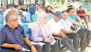  ??  ?? AHLI Parlimen Kota Belud, Isnaraissa­h Munirah Majilis (dua dari kiri) menjadi tetamu kehormat program itu. Guru Besar SK Ulu Kukut, Norawi Hj Kata (kiri) turut memberi tumpuan ketika diskusi.