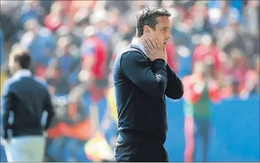  ?? MANUEL BRUQUE / EFE ?? Gary Neville se lamenta de una ocasión fallada por su equipo en el pasado derbi Levante-Valencia