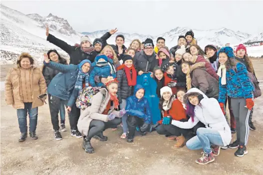  ?? FACEBOOK ?? Última foto. Parte del grupo de bailarines, profesores y padres, ayer, en Las Leñas. El choque ocurrió poco después, en la ruta 144.