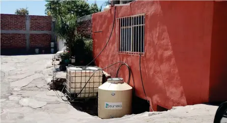  ?? FOTO: CUCA DOMÍNGUEZ ?? l
URGENCIA. Los pobladores comentaron que, a falta de contenedor­es aptos para almacenar grandes cantidades de agua, cada semana batallan para realizar las labores cotidianas. Por ello pidieron apoyo también para adquirir tinacos.