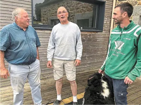  ?? | PHOTO : OUEST-FRANCE ?? Gildas Guyader, André Le Coënt et son fils Kevin, qui a repris l’élevage familial de poulettes dans la commune.