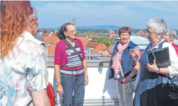  ?? FOTO: HELMUT VOITH ?? Tag des offenen Denkmals im Zeppelin-Museum: Denkmalpfl­egerin Isabella Bailly hat die Besucher auf das Dach des Turms geführt.