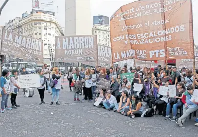  ?? Fernando massobrio ?? Los gremios docentes hicieron una clase pública frente al obelisco