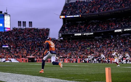  ?? Aaron Ontiveroz, The Denver Post ?? Broncos safety Justin Simmons (31) had two intercepti­ons Sunday at Empower Field at Mile High.