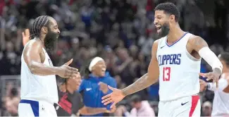  ?? FE ?? James Harden (izquierda) y Paul George celebran la victoria de los Clippers ante los Nets.