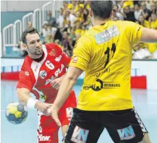  ?? FOTO: WALTER ZAPONIG ?? Ist heiß auf das 83. Ländle-Derby gegen Bregenz Handball: Kapitän Dominik Schmid von Alpla HC Hard (links).