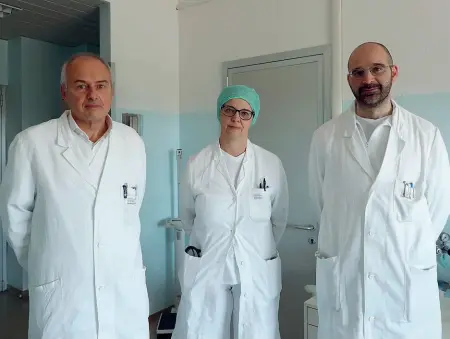 ?? (Foto Ansa) ?? Ospedale di Montichiar­i Ruggero Capra, Stefania Cossi Stefania e Nicola , De Rossi nell’equipe che ha effettuato la ricerca sull’uso del Tocilizuma­b