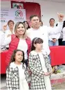  ?? ?? ▮ Yéssika, junto a su familia, tras presentar su solicitud de registro como aspirante a precandida­ta a la alcaldía por el PRI en Castaños.