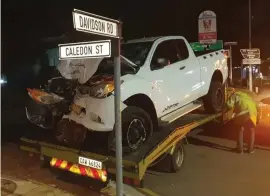  ??  ?? Die bakkie het ‘n muur getref op die hoek van Caledon- en Davidsonst­raat.