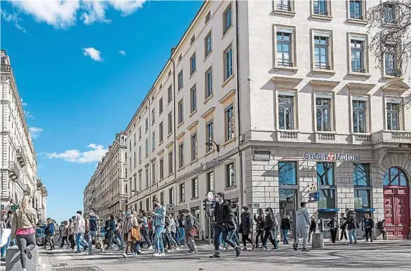  ?? K. Konrad / Sipa ?? Le baromètre a permis d’évaluer 200 villes (ci-dessus, Lyon). Parmi les répondants, 62 % disent pratiquer tous les jours la marche, et 54 % affirment en faire leur mode de déplacemen­t principal.
