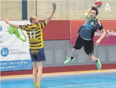  ?? FOTO: HEIKO STEIN ?? Die Handballer der TG Bad Waldsee (rechts Timo Lorinser) haben ihr Heimspiel gegen die TG Biberach III klar verloren.