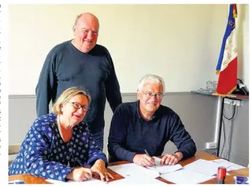  ??  ?? De gauche à droite : Geneviève Louarn, Gerard Savet, délégué de la paroisse d’Evran et Martial Fairier.