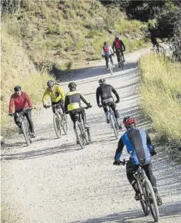  ?? Manu Mitru ?? Ciclistas en la carretera de Les Aigües, ayer por la mañana.