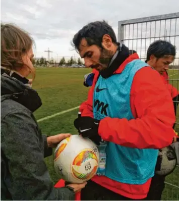  ?? Foto: Felizitas Smith ?? Bei der Feier, auf der Horgau als Fairtrade-Kommune ausgezeich­net wird, kann man einen fair gehandelte­n Fußball gewinnen. Die FCA-Profis, darunter Halil Altintop, haben den Ball nach dem Training signiert.
