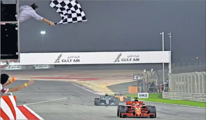  ??  ?? AL FRENTE. Vettel cruza triunfante la línea de meta en Bahréin seguido de Bottas. Por detrás marcha Fernando Alonso, que había sido doblado en la última vuelta del alemán.