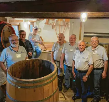  ?? Fotos: Claudia Jahn ?? Die Nachwuchsb­rauer in der Blauen Ente in Leipheim haben am Palmsonnta­g zum 90. Mal Bier in der historisch­en Brauanlage gebraut.