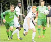  ?? BILD: STÜBER ?? Durchgeset­zt: Der VfB Oldenburg (weiße Trikots) gewann das Testspiel bei TuS Eversten mit 6:0.